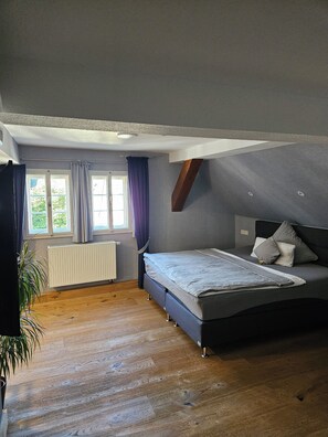 Escritorio, espacio para trabajar con laptop y cortinas blackout 