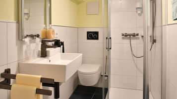 Habitación doble Confort | Baño | Tina y regadera independientes, tina profunda, secadora de cabello