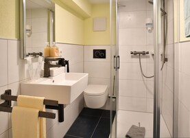 Quarto casal conforto | Banheiro | Secador de cabelo, roupões de banho, toalhas de banho, sabonete