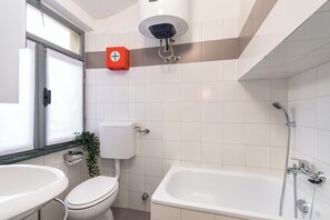 Apartment | Badezimmer | Badewanne, Haartrockner, Bidet, Handtücher