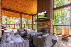 Ferienhaus, Mehrere Betten, Whirlpool, Bergblick (Great Bear Cabin at Eagles Nest) | Unterkunftsgelände