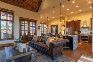 Ferienhaus, Mehrere Betten, Whirlpool, Bergblick (Great Bear Cabin at Eagles Nest) | Wohnbereich