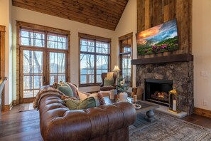 Hus - flera sängar - bubbelpool - utsikt mot bergen (Great Bear Cabin at Eagles Nest) | Vardagsrum | Eldstad