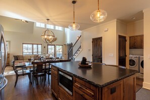 獨棟房屋, 多張床, 庭院, 山景 (Woof Lodge at SweetGrass) | 住宿內部