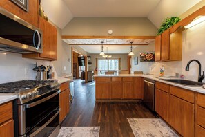 ハウ��ス ベッド (複数台) スパ浴槽 マウンテンビュー (White Tail Cottage) | 専用キッチン | コーヒー / ティーメーカー