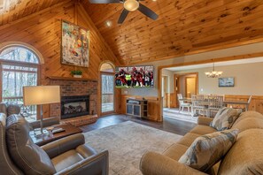 ハウス ベッド (複数台) スパ浴槽 マウンテンビュー (White Tail Cottage) | リビング エリア | 暖炉