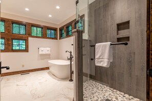 独立别墅, 多张床, 露台, 山景 (Whiskey River Lodge at Eagles Nest) | 浴室 | 名牌洗护用品、毛巾、卫生纸