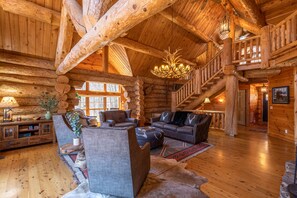 ハウス ベッド (複数台) スパ浴槽 マウンテンビュー (Buffalo Creek Lodge) | リビング エリア