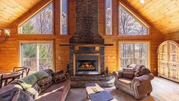 Rumah, Beberapa Tempat Tidur, patio, pemandangan gunung (Whiskey Bear Escape) | Area keluarga