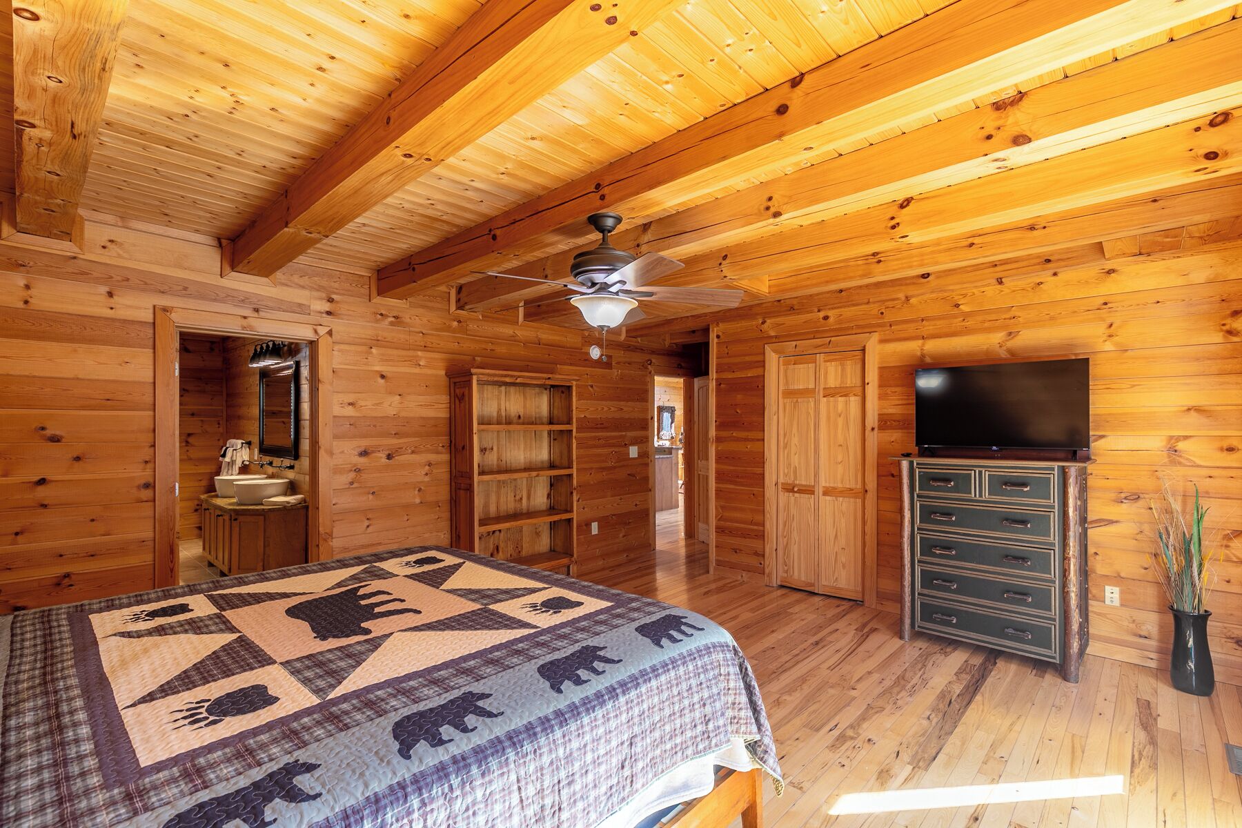 4 bedrooms, individually decorated, individually furnished, bed sheets
