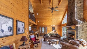 Ferienhaus, Mehrere Betten, Terrasse, Bergblick (Whiskey Bear Escape) | Wohnbereich