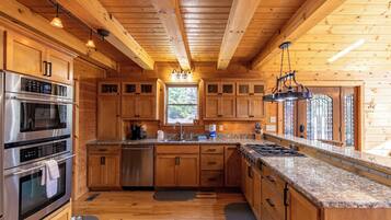 Rumah, Beberapa Tempat Tidur, patio, pemandangan gunung (Whiskey Bear Escape) | Dapur pribadi | Mesin pembuat kopi/teh