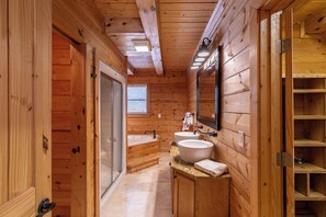 House, Multiple Beds, Patio, Mountain View (Whiskey Bear Escape) | Bathroom | Designer toiletries, towels, toilet paper - Whiskey Bear Escape (Fleetwood)