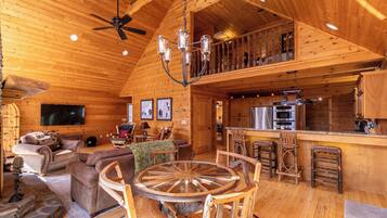 Rumah, Beberapa Tempat Tidur, patio, pemandangan gunung (Whiskey Bear Escape) | Area keluarga