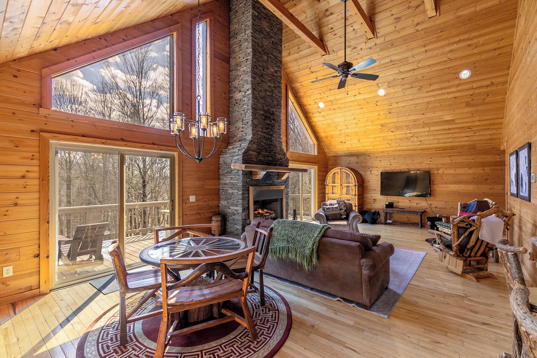 House, Multiple Beds, Patio, Mountain View (Whiskey Bear Escape) | Living area