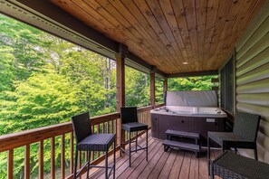 小屋, 多張床, 熱水浴缸, 山景 (Roaring Creek Lodge) | 室外 Spa 池