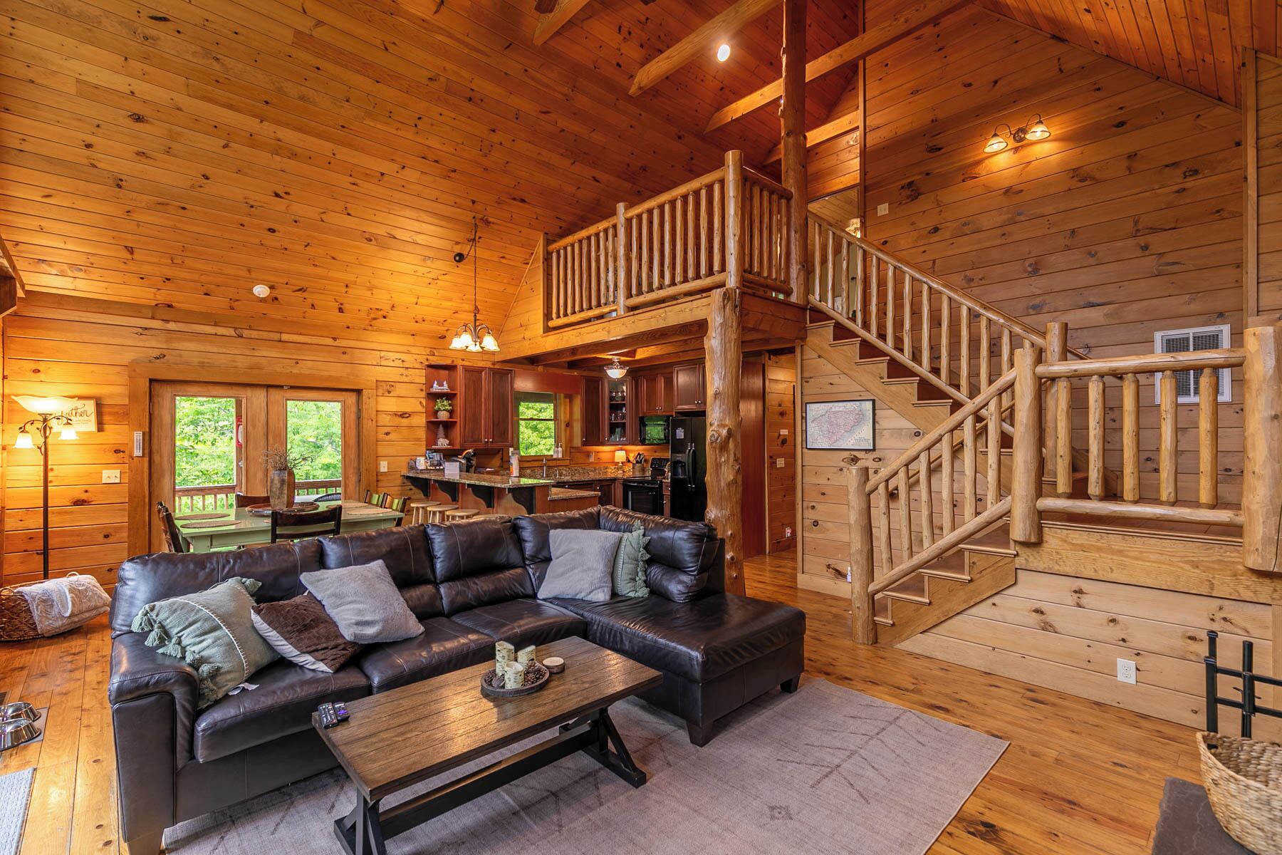 Cabin, nhiều giường, bồn tắm nước nóng, quang cảnh núi (Roaring Creek Lodge) | Khu phòng khách | Lò sưởi 