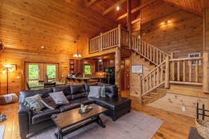 Ferienhütte, Mehrere Betten, Whirlpool, Bergblick (Roaring Creek Lodge) | Wohnbereich