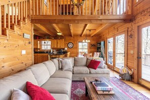 Casa, várias camas, banheira de imersão, vista para a montanha (Mimi's Cottage) | Área de estar | Lareira
