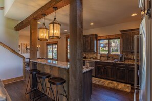 Hytte, flere senger, terrasse, fjellutsikt (The Sheltered Elk at Eagles Nest) | Eget kjøkken | Kaffetrakter/tekoker