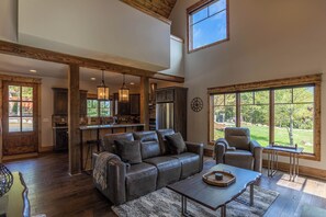 Hytte, flere senger, terrasse, fjellutsikt (The Sheltered Elk at Eagles Nest) | Oppholdsområde | Peis