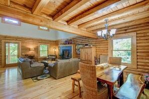 Casa, várias camas, varanda, vista para a montanha (Hideaway Homestead) | Área de estar