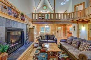 Casa, várias camas, varanda, vista para a montanha (Hideaway Homestead) | Área de estar