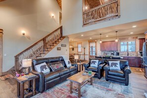 Huisje, Meerdere bedden, bubbelbad, uitzicht op bergen (Happy Trails at Eagles Nest) | Woonruimte | Een open haard