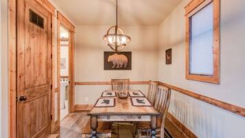 Cabin, Multiple Beds, Hot Tub, Mountain View (Happy Trails at Eagles Nest) | Dining