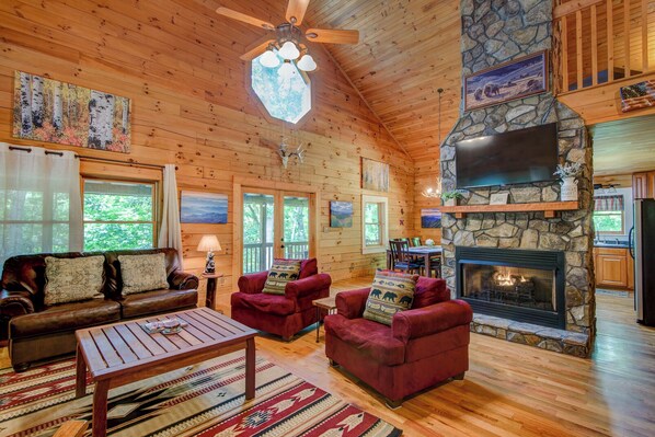 Cabin, Multiple Beds, Hot Tub, Mountain View (Bella Woods Cabin) | Living area - Bella Woods Cabin (Fleetwood)