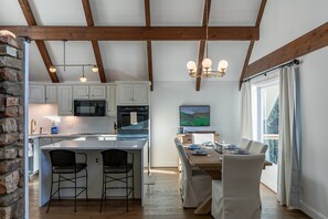 Casa, várias camas, varanda, vista para a montanha (Mountain Bliss at Hound Ears) | Opções para refeição