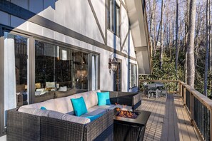 Casa, várias camas, varanda, vista para a montanha (Mountain Bliss at Hound Ears) | Opções para refeição ao ar livre