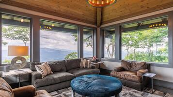 Rumah, Beberapa Tempat Tidur, patio, pemandangan gunung (The Outside Inn at Eagles Nest) | Area keluarga | Perapian