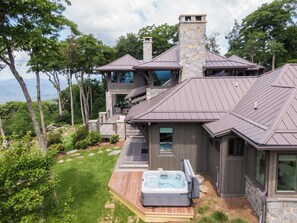 Outdoor spa tub - The Outside Inn at Eagles Nest (Banner Elk)