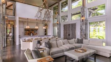 Rumah, Beberapa Tempat Tidur, patio, pemandangan gunung (The Outside Inn at Eagles Nest) | Area keluarga | Perapian