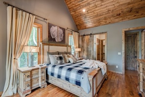 Cabaña, varias camas, hidromasaje, vista a la montaña (High Country Hideaway at Eagles Nest) | 4 habitaciones, decoración personalizada y muebles diferentes 