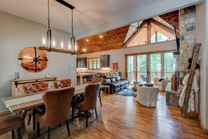 小屋, 多張床, 熱水浴缸, 山景 (High Country Hideaway at Eagles Nest) | 起居區