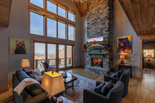 ハウス ベッド (複数台) パティオ マウンテンビュー (Bear Down Den at Eagles Nest) | リビング エリア