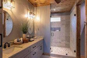 Huis, Meerdere bedden, terras, uitzicht op bergen (Bear Down Den at Eagles Nest) | Badkamer | Designer toiletartikelen, handdoeken, toiletpapier