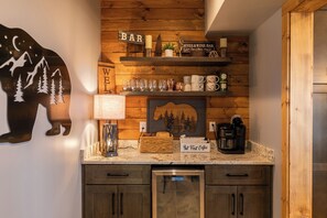 Casa, varias camas, patio, vistas a la montaña (Bear Down Den at Eagles Nest) | Cocina privada | Cafetera o tetera