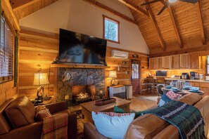 Hytte, flere senger, spabadekar, fjellutsikt (Moonlight Lodge) | Oppholdsområde