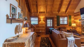 Cabin, Multiple Beds, Hot Tub, Mountain View (Moonlight Lodge) | Living area
