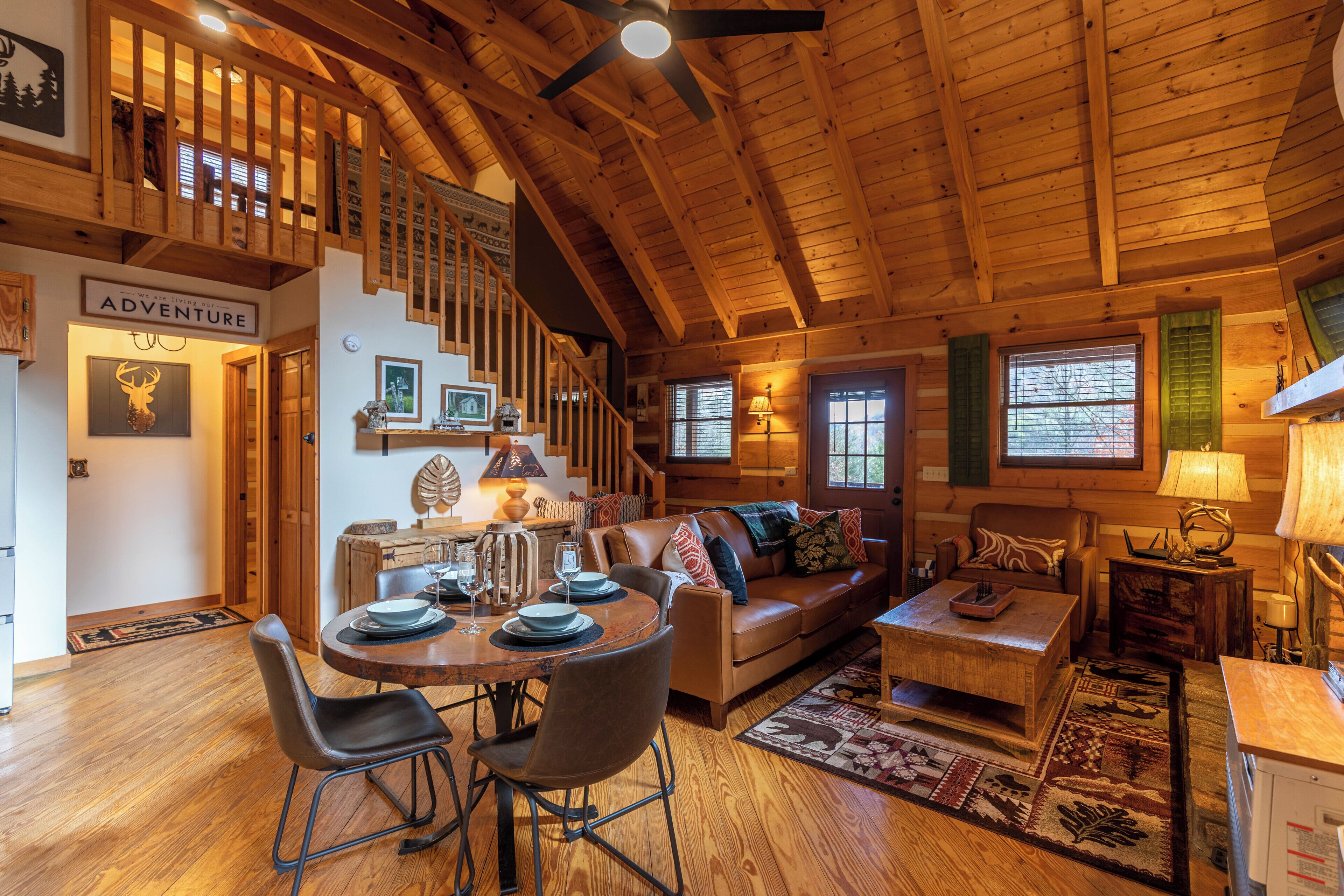 Cabin, Multiple Beds, Hot Tub, Mountain View (Moonlight Lodge) | Living area