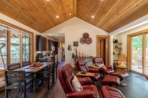 小屋, 多張床, 熱水浴缸, 山景 (Carolina Wren Cottage) | 用餐區