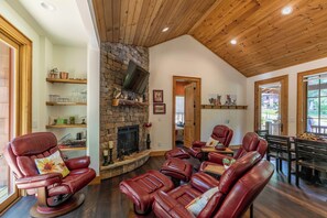 キャビン ベッド (複数台) スパ浴槽 マウンテンビュー (Carolina Wren Cottage) | 内装