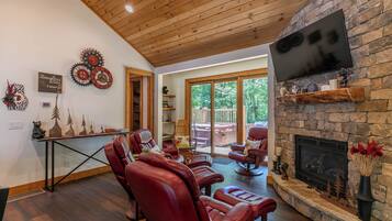 Kabin, Beberapa Tempat Tidur, hot tub, pemandangan gunung (Carolina Wren Cottage) | Area keluarga | Perapian