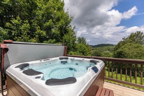 Cabin, Multiple Beds, Hot Tub, Mountain View (4 Bears Lodge) | Outdoor spa tub - 4 Bears Lodge (Banner Elk)