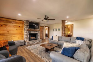 Ferienhaus, Mehrere Betten, Whirlpool, Bergblick (Sweet Serenity at Sweetgrass) | Wohnbereich