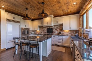 キャビン ベッド (複数台) パティオ マウンテンビュー (Breezeway Lodge at Eagles Nest) | 専用キッチン | コーヒー / ティーメーカー