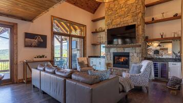 Kabin, Beberapa Tempat Tidur, patio, pemandangan gunung (Breezeway Lodge at Eagles Nest) | Area keluarga | Perapian